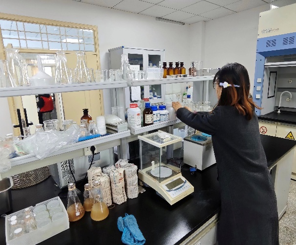 图片包含 人, 室内, 男人, 桌子AI 生成的内容可能不正确。